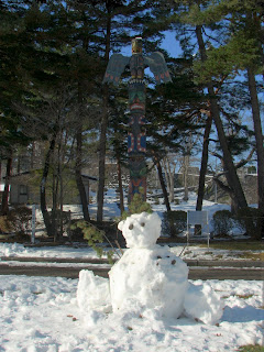 冬景色 雪だるまとトーテムポール