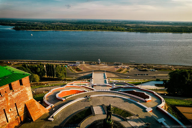 Памятник Чкалову, Чкаловская лестница и катер Герой