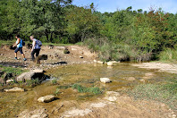 De nou ens toca salvar el Torrent de l'Atalaia i ho fem, aquest cop, a gual per sobre d'unes pedres