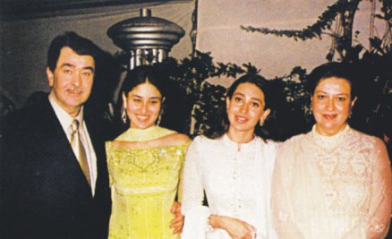 kareena kapoor with her family picture