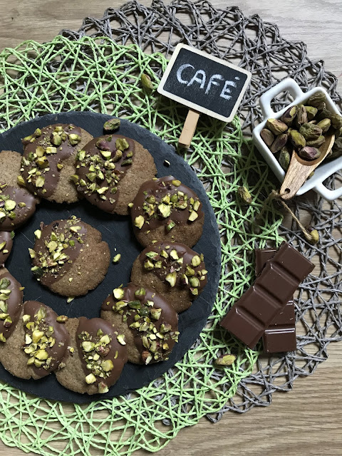 GALLETAS DE CAFÉ CON CHOCOLATE Y PISTACHOS RECETA