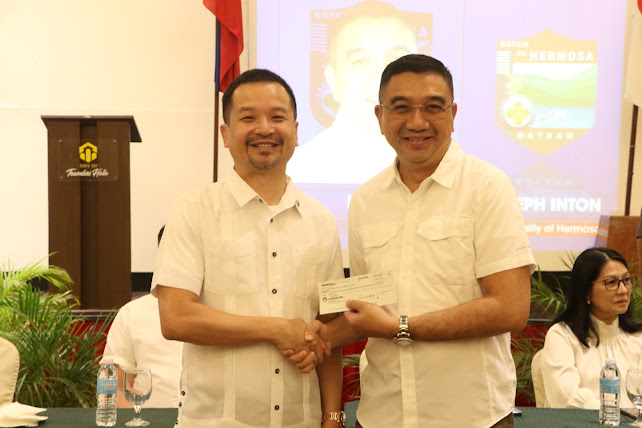 Hermosa, Bataan mayor Antonio Joseph Inton receives the cheque worth P21.69 million from SBMA Chairman and Administrator Jonathan D. Tan as revenue share for Hermosa, where the latter celebrated his birthday by holding a medical/dental mission for the Pastolan Aeta community.