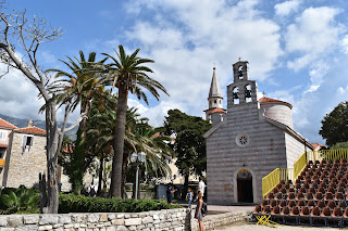 foto de fachada externa de uma outra Igreja com as paredes listradas