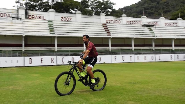 AÇÃO / Após pedalar mais de 600 quilômetros, Fred chega à sede do Fluminense