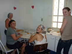 Voluntárias embalando as tortas! Eu também ajudei e comi um pedacinho, estava tão bom!! =D