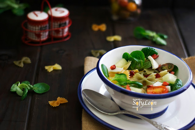 Ensalada de pasta con melón y mozzarella.