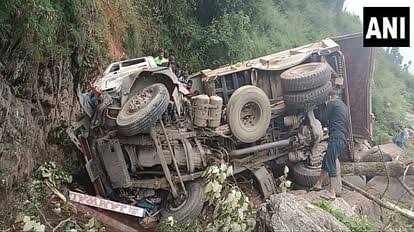 Udhampur Accident:: उधमपुर जिले में डंपर गहरी खाई में जा गिरी,तीन लोगो की मौत 