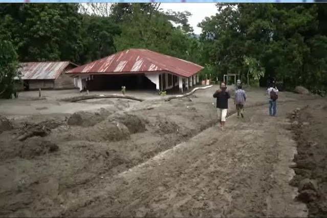 Banjir di Kenegerian Sihotang, Perseonel Polres Samosir Berjibaku Evakuasi Penduduk