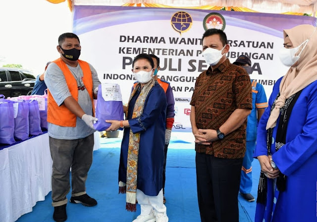 Dharma Wanita Persatuan Kementerian Perhubungan Memberikan Bantuan Paket Sembako kepada Pekerja Pelabuhan di Bintan