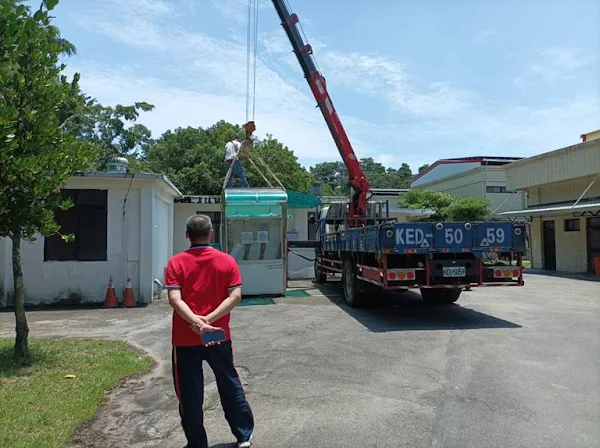 ▲為迅速將快篩亭於社區定位執行快篩任務，台中榮總於近日派車吊運中彰榮家正壓快篩亭。（圖／中彰榮家提供）