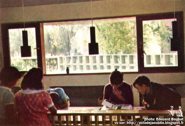 Clamart - Cité de la plaine - La Petite Bibliothèque Ronde, bibliothèque des enfants, anciennement La Joie par les livres.  Architecte: Atelier de Montrouge (Gérard Thurnauer, Jean Renaudie, Jean-Louis Véret et Pierre Riboulet)  Mobilier: Alvar Aalto, Arne Jacobsen, Harry Bertoia  Construction:  1965