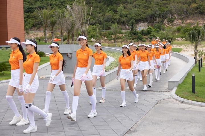 Nam Em khoe dáng trên sân golf cùng các thí sinh Miss World Vietnam 2022