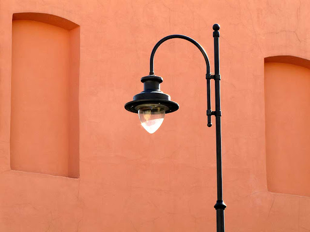 Fake windows and a real lamp post, Livorno