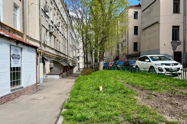 улица Петровка, Столешников переулок, дворы