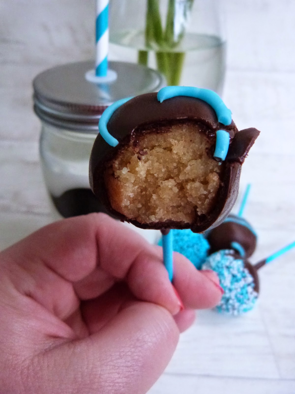 http://biskuitwerkstatt.blogspot.de/2014/05/eierlikor-cake-pops-heute-mal-fur-spieer.html