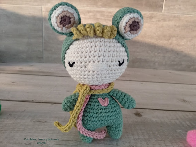 Con hilos, lanas y botones: Little Frog (diseño de CrochetConfetti)