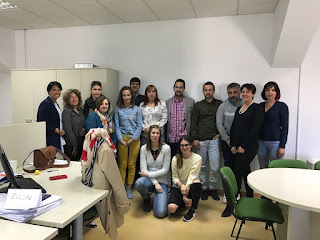 La presidenta del Imfe y portavoz de Ciudadanos, Rosa Luna, con alumnos del curso de Simulación de Empresas