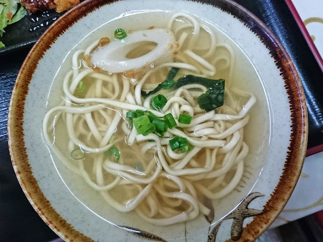 324円定食の沖縄そばの写真