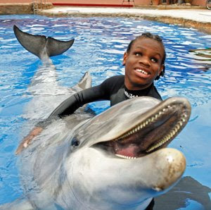 20020928 dolphin 10 Manusia yang Memiliki Kelebihan Paling Unik di Dunia