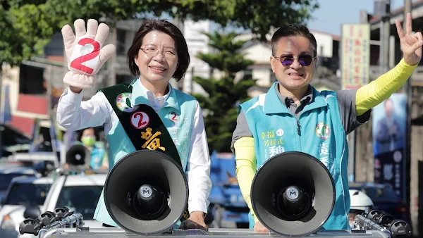 ▲民進黨彰化縣長候選人黃秀芳上午率「彰化隊」成員赴二水鄉、田中鎮車隊掃街。（記者林明佑翻攝）