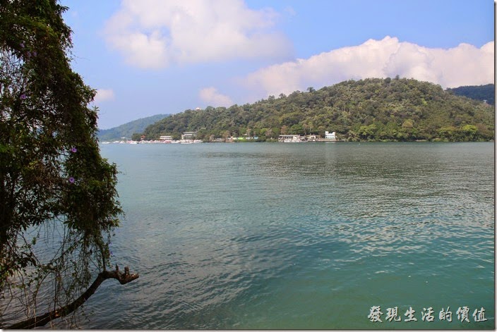 雲品飯店旁的日月潭步道及湖景。