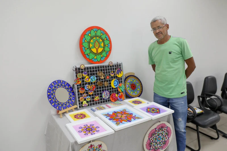 Vilmar Lima começou a produzir mandalas e cocares como hobby e hoje o artesanato complementa a renda familiar dele | Fotos: Joel Rodrigues/ Agência Brasília
