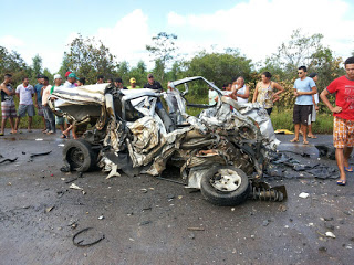 Colisão entre carro e carreta deixa dois mortos em Olindina