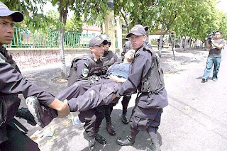 Police officer injured in teacher strikes, Honduras