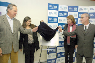 Representantes da Firjan descerram a placa de inauguração da Unidade Sesi-Senai