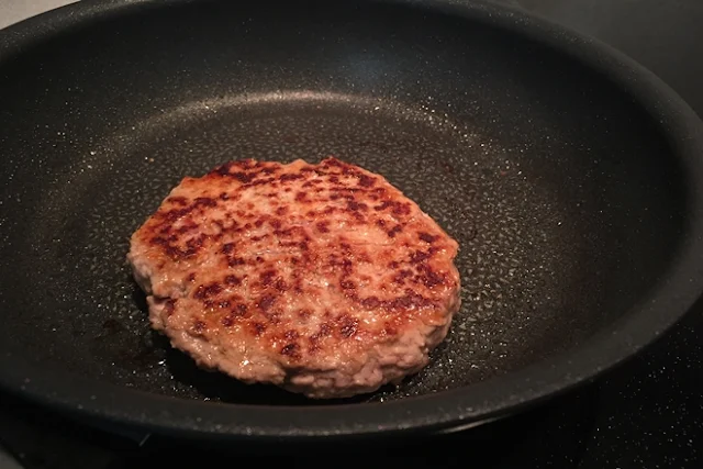 Hamburguesa de Cordero con Roncal y remolacha