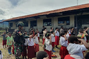 Ksatria Buaya Putih Tanamkan Jiwa Nasionalisme di Sekolah SD Sinak Puncak Papua