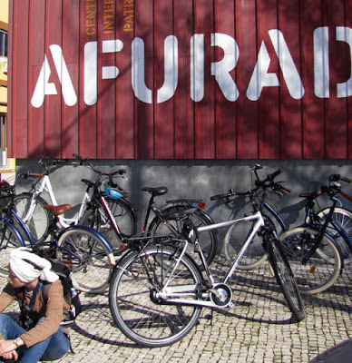 bicicletas em frente ao Centro Interpretativo da Afurada