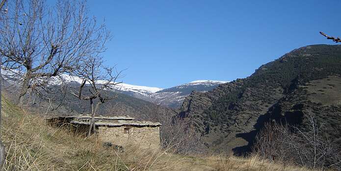 The Sendero Local de las Acequias de los Bérchules passes this mountain cortijo above Bérchules close to Pago Purchena - foto casa rural El Paraje