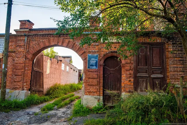 Старые кирпичные ворота