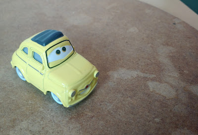 Miniatura de metal do carro fiat Luigi do desenho Carros Disney/Pixar - 4,5cm R$ 20,00