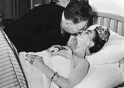 Photo dpa picturealliance Frida Kahlo with husband Diego Rivera at