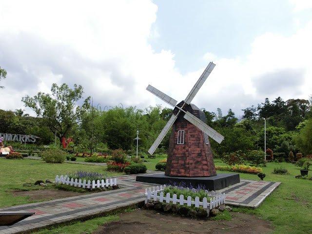 Kincir Angin Belanda di Merapi Park The World Landmarks Kaliurang Jogja - habisliburan.com