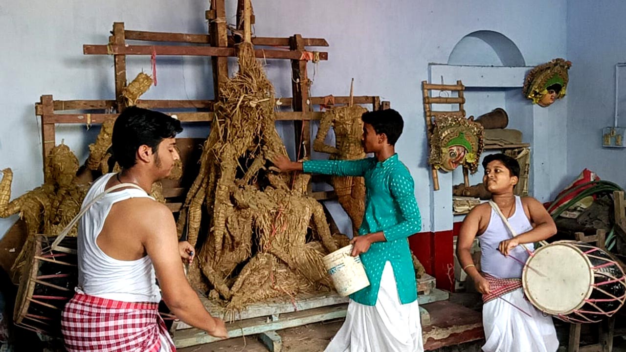 The-work-of-making-Durga-idol-started