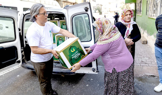 Mersin Büyükşehir, Ramazan Ayı İçin Gıda Kolisi Dağıtımlarını Sürdürüyor