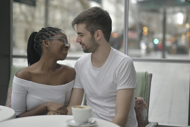 10 dicas para ajudá-lo a criar uma noite romântica inesquecível