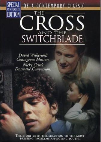 La Cruz Y El Puñal
En 1958, Nicky Cruz era conocido como el jefe de la pandilla «Mau Mau», la más violenta de Nueva York. Era un adolescente lleno de odio, según el mismo ha narrado. Sus padres practicaban ritos de brujería y él no conocía la fe cristiana. Hasta que un día Dios toco su corazón por medio del ministerio de David Wilkerson. Sigua la dramática historia de Nicky Cruz a través de esta película.