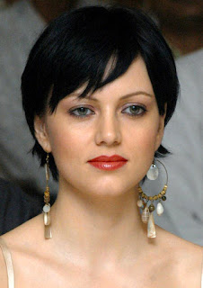 yana gupta in short hairs during an event