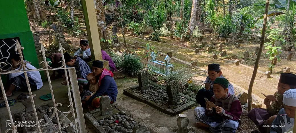 Kegiatan Ziarah Makam KH. Abdus Syakur (Pendiri Pondok Pesantren AL-HUDA Wonosobo)