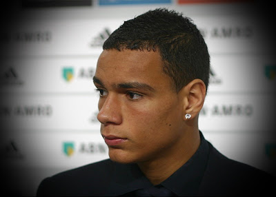 van der Wiel criticized the game for the national team teammate Arjen Robben