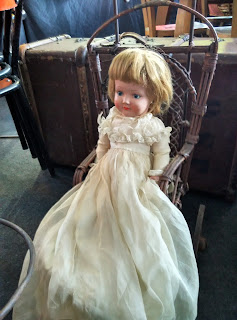 antigua muñeca en su carrito en el desembalaje de antiguedades de arriondas