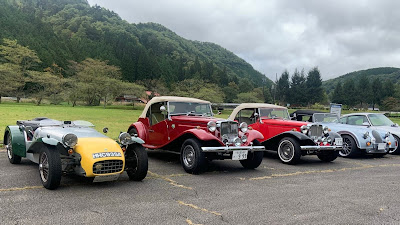 Mais Lotus Seven, MP Lafer e Morgan. Se o MP já é um carrinho pequeno, imagine os outros, ainda mais leves e mais esportivos.