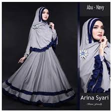  Seorang perempuan berupaya menggunakan versi baju muslim terbaru demi mendapat tampilan y √54+ Model Baju Muslim Wanita Modern Terbaru 2022