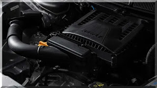 Detalhe do motor 1.3 Firefly do Fiat Cronos 2023, enfatizando sua potência e eficiência energética.