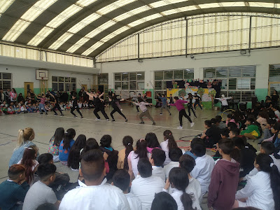 Foto 3: alumnos bailando tango junto a la profesora Analía