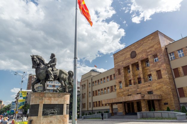 Έδωσαν τη «Μακεδονική», ενώ στα Σκόπια γίνεται επίσημη γλώσσα και η Αλβανική